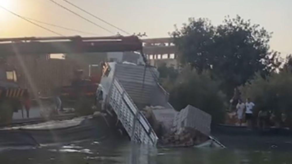 Mersin'de freni patlayan kamyon sulama havuzuna düştü