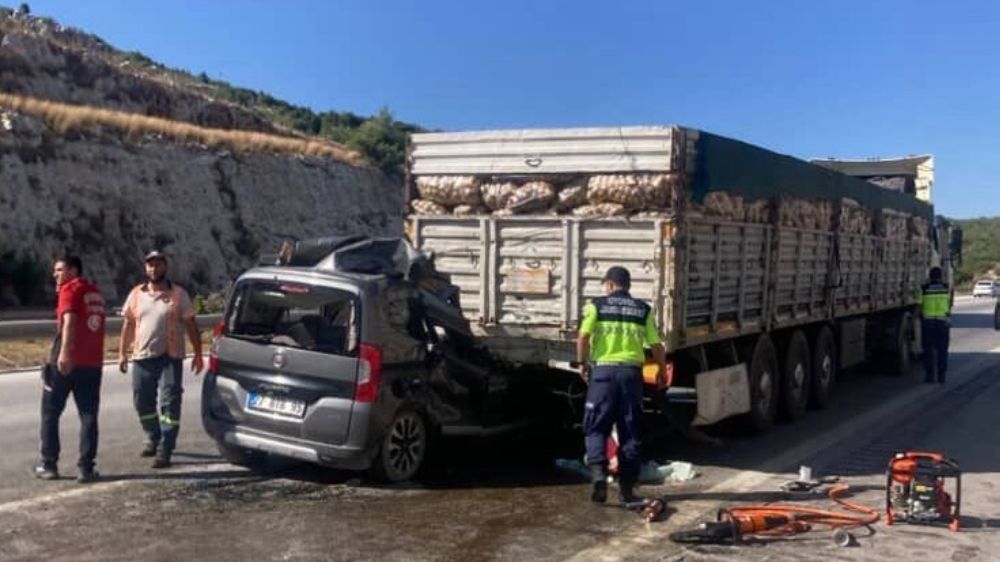 Mersin Tarsus'ta feci Kaza yine tıra çarptı   5 Ölü 1 ağır yaralı 