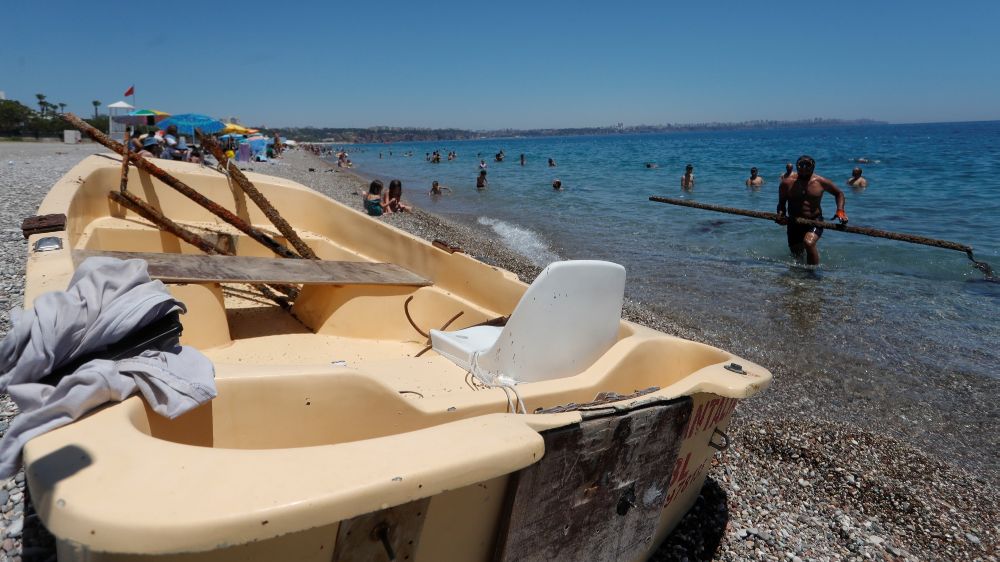 Metal çıkarmak için denize daldı, batmış tekneyi bulup kıyıya çıkardı