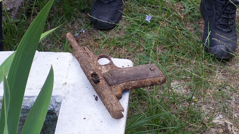 Mezarlıktan silah çıktı