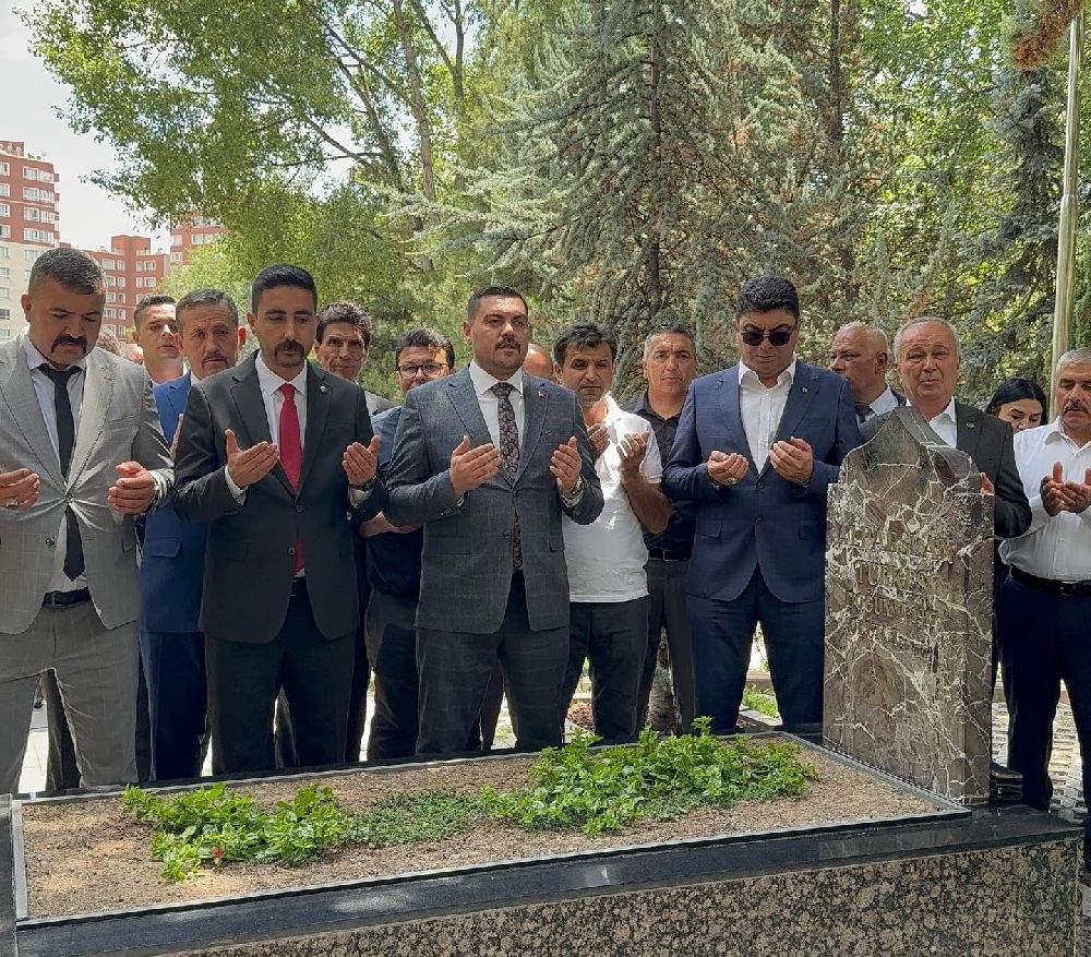 MHP Burdur tam kadro Ankara'da Başbuğ Türkeş kabri başında anıldı