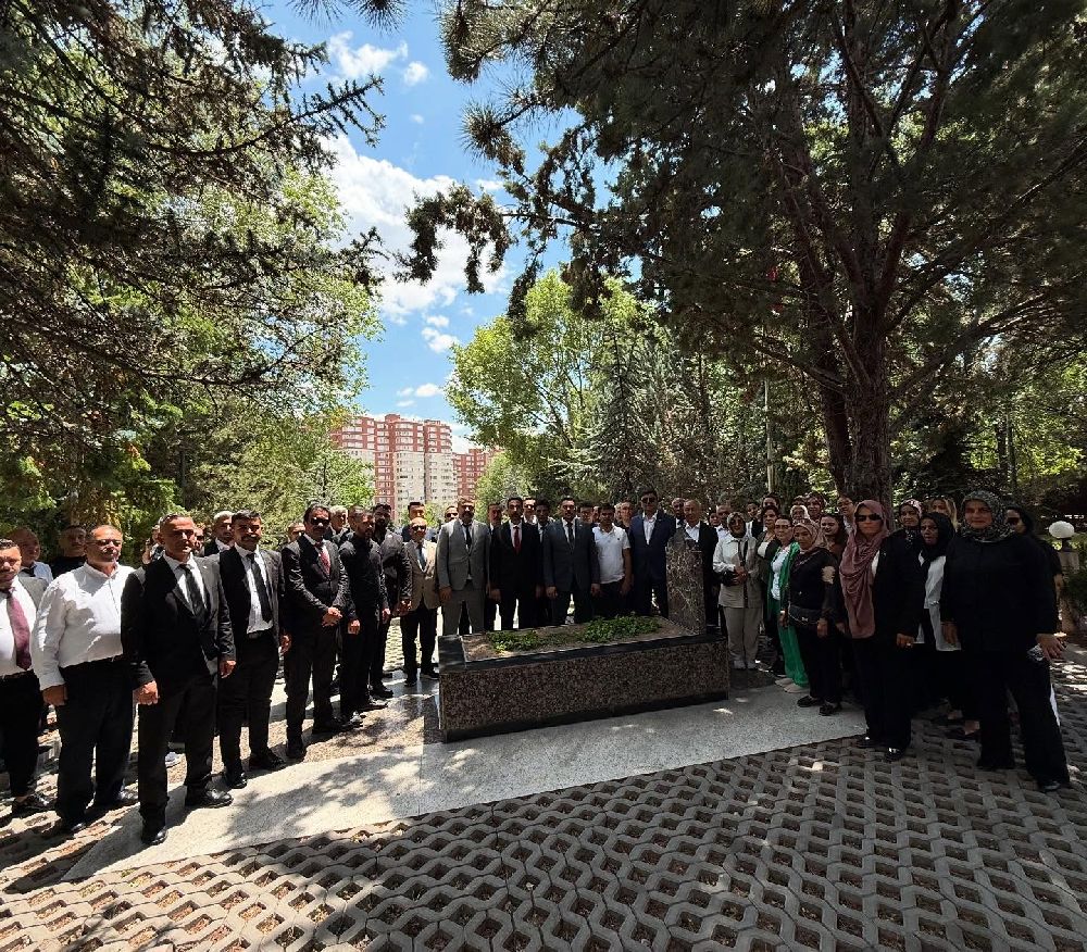 MHP Burdur tam kadro Ankara'da Başbuğ Türkeş kabri başında anıldı
