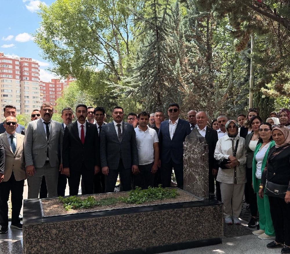 MHP Burdur tam kadro Ankara'da Başbuğ Türkeş kabri başında anıldı
