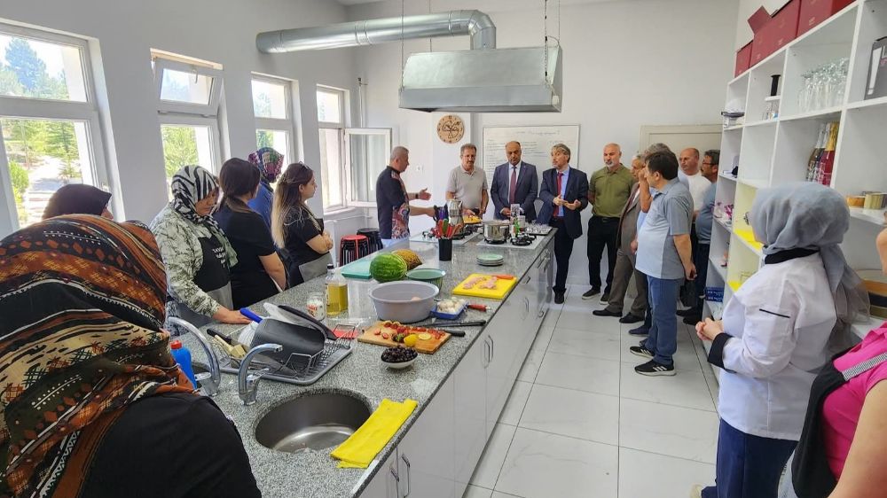 Milli Eğitim Müdürü Mustafa Yılmaz’dan Tavşanlı Halk Eğitim Merkezi’ne ziyaret