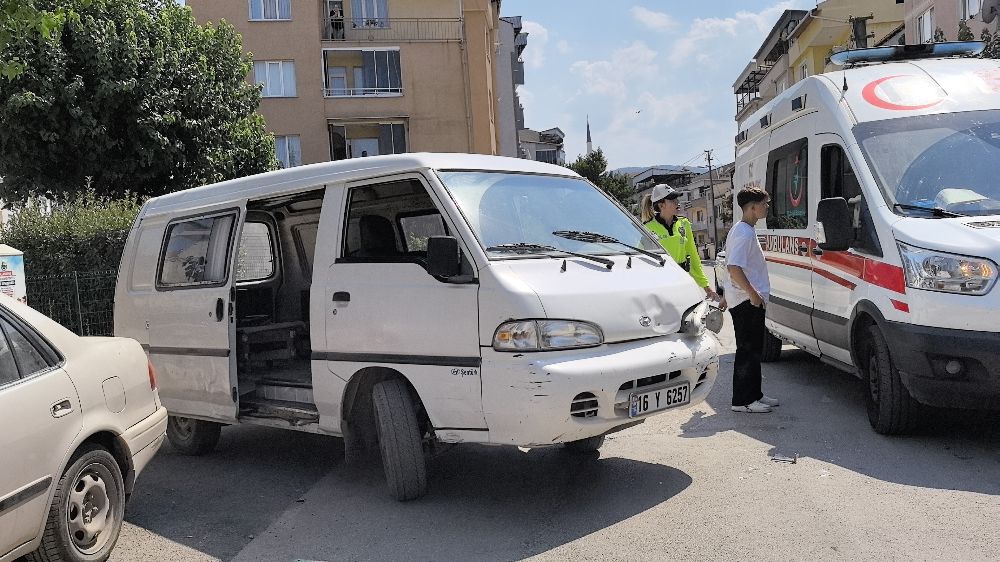 Minibüs ile motosiklet çarpıştı: 2 yaralı