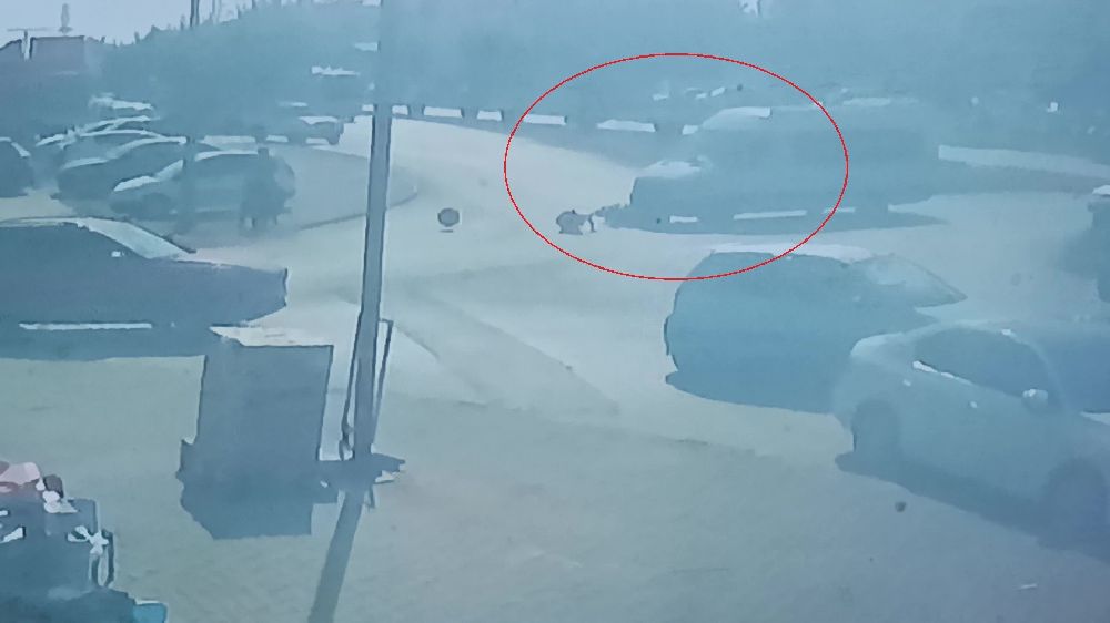 Minibüsün altında kalmaktan kıl payı kurtuldu