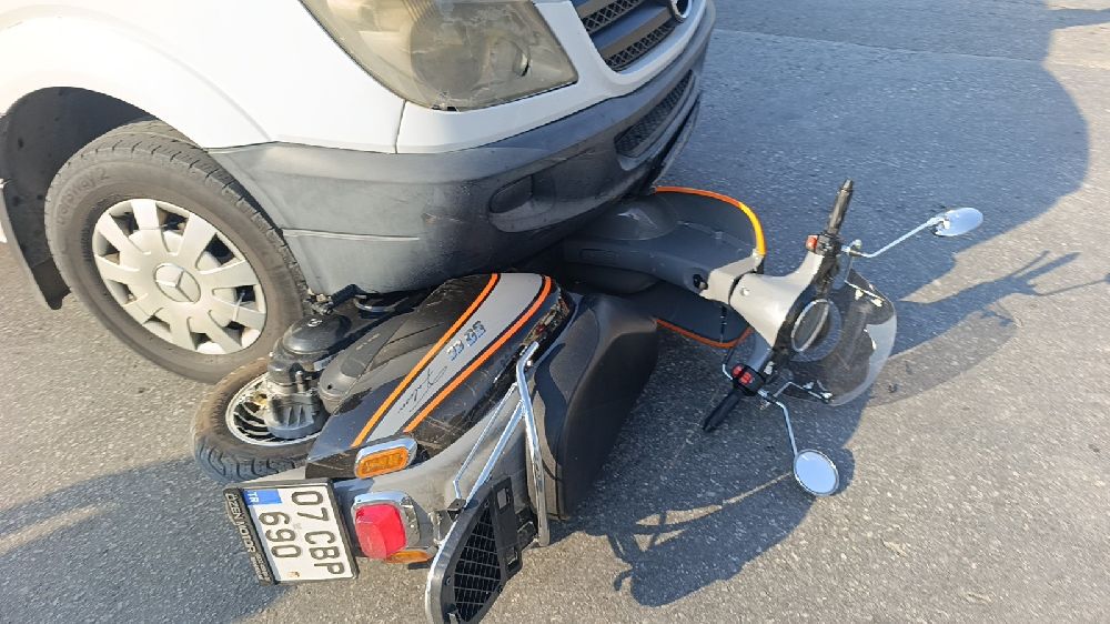 Minibüsün altında kalmaktan kıl payı kurtuldu