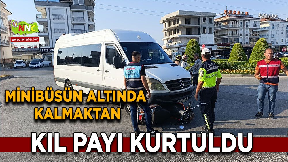Minibüsün altında kalmaktan kıl payı kurtuldu