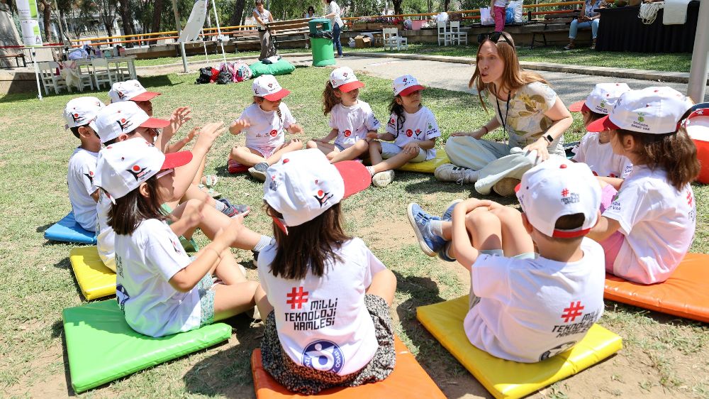  Minikler ve öğretmenler, doğayı sanatla keşfetti