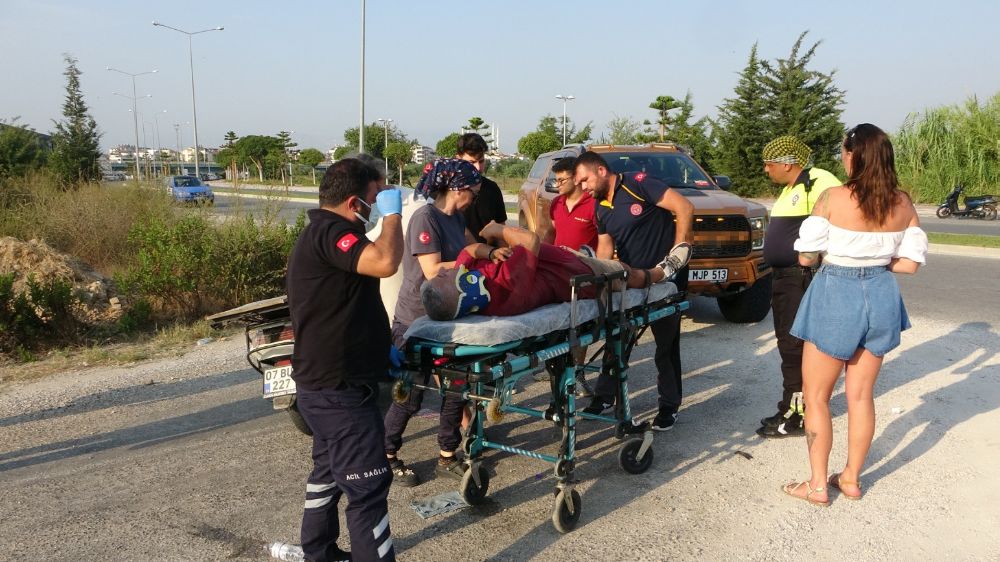 Motosiklet ile hafif ticari araç çarpıştı: 1 yaralı