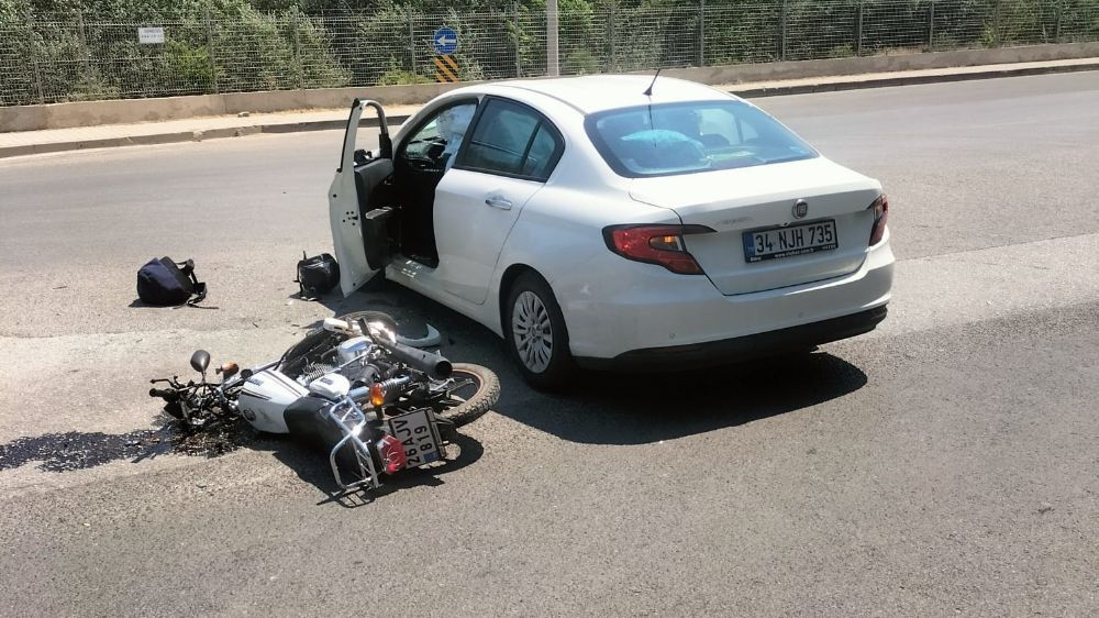 Motosiklet, otomobille çarpıştı: 1 yaralı