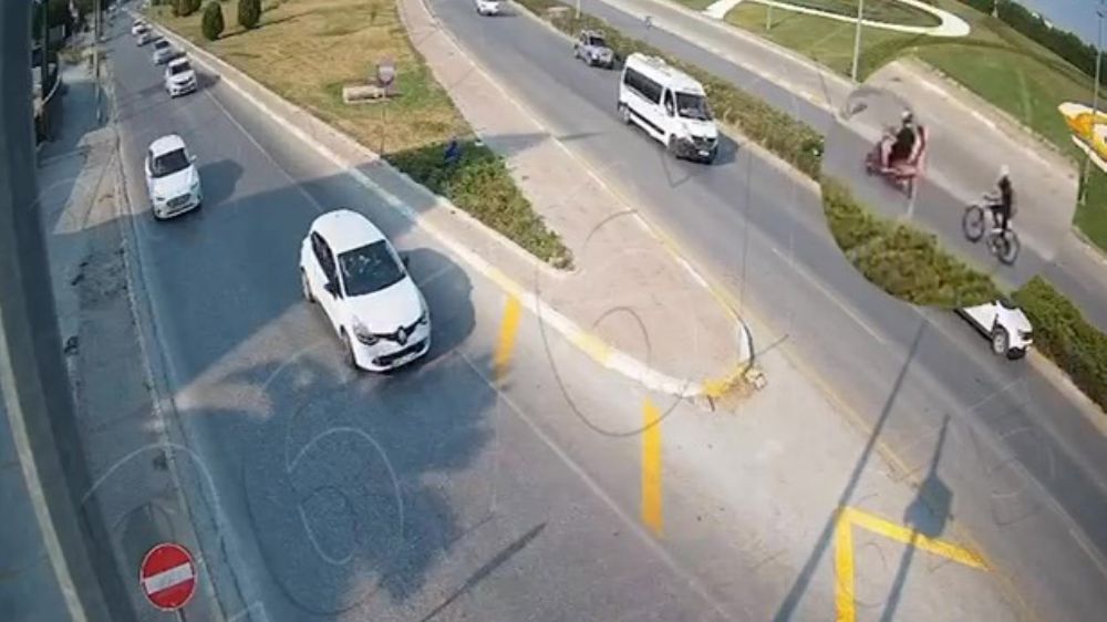 Motosiklete bağladığı iple ana yolda bisikleti çeken sürücü cezasız kalmadı