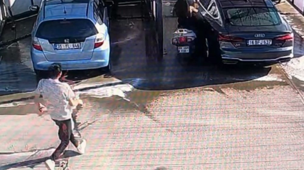 Motosikletli genç kız benzinlikte yıkanan otomobile çarptı: Yakıt istasyonundaki kaza kamerada