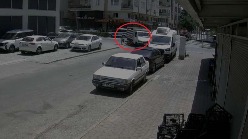 Motosikletli, kamyonetin altında kalmaktan son anda kurtuldu