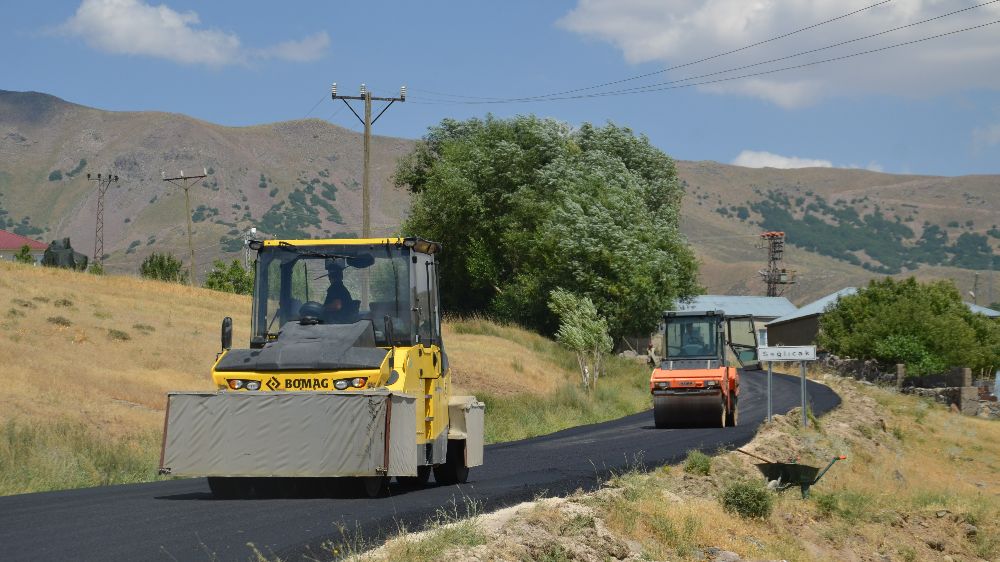 Muş’ta sıcak asfalt mesaisi