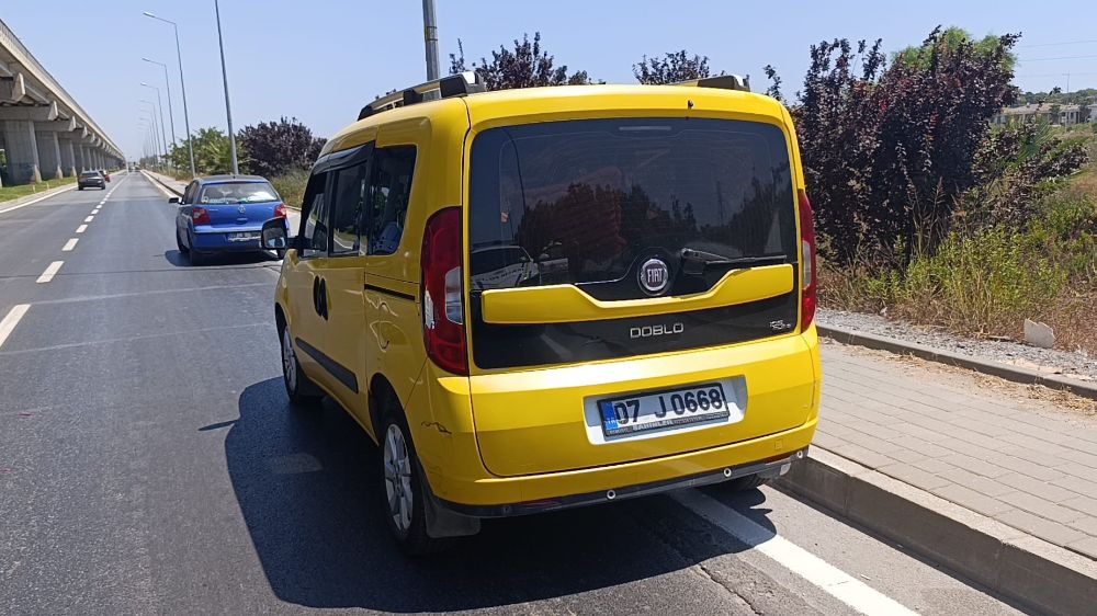 Müşteri almak için duran taksiye çarptı: 1 yaralı