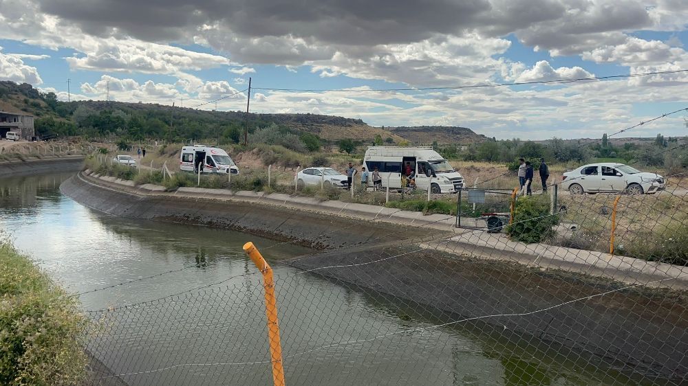 Nevşehir'de 4 kişi römorktan sulama kanalına düştü: 1 kişi kayıp
