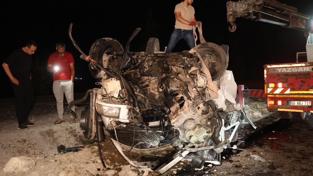  Nevşehir’de Otomobil ile minibüs kafa kafaya çarpıştı 2’si ağır 5 yaralı