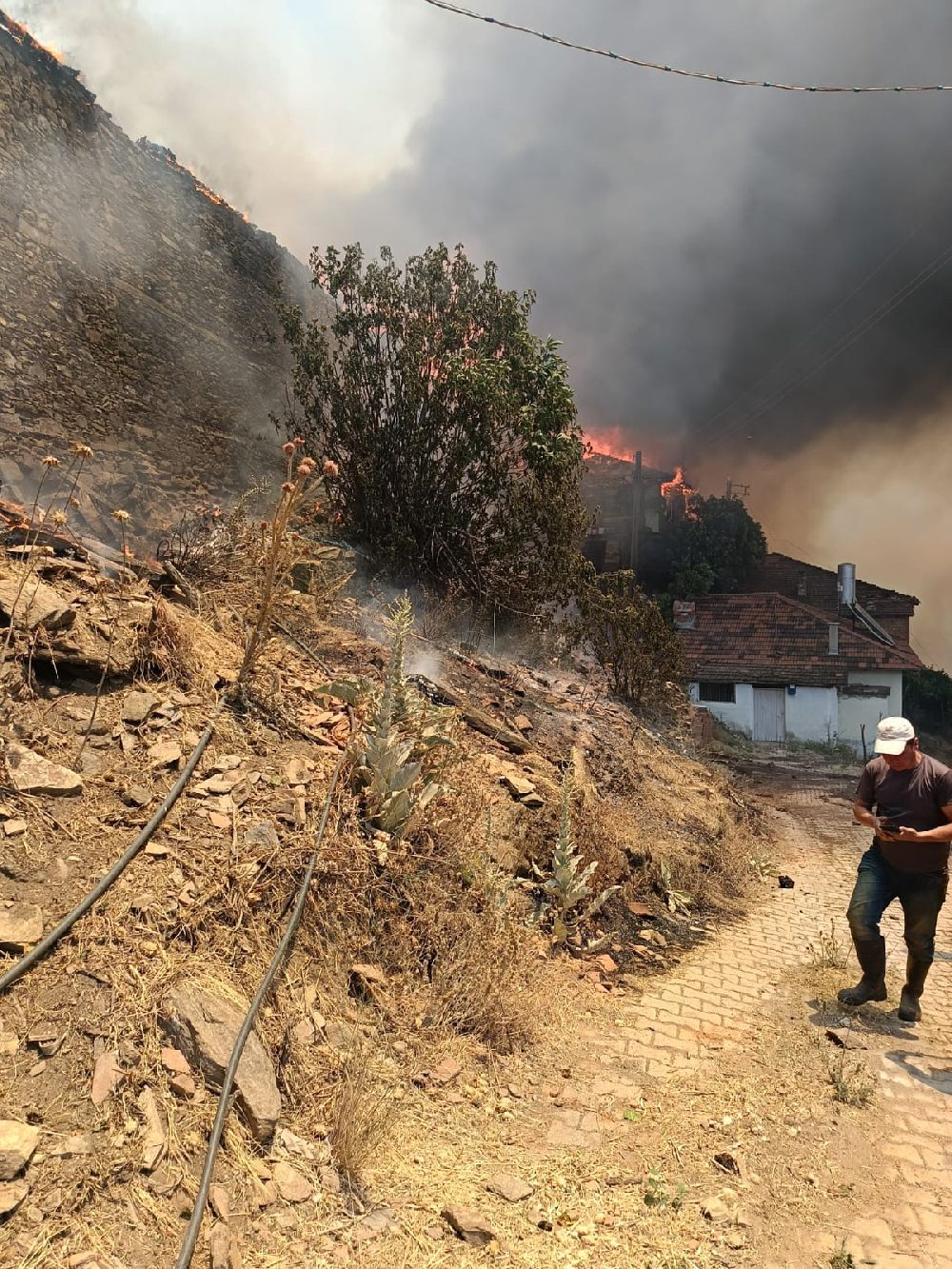 Ödemiş'te alevler içinde kalan evler küle döndü