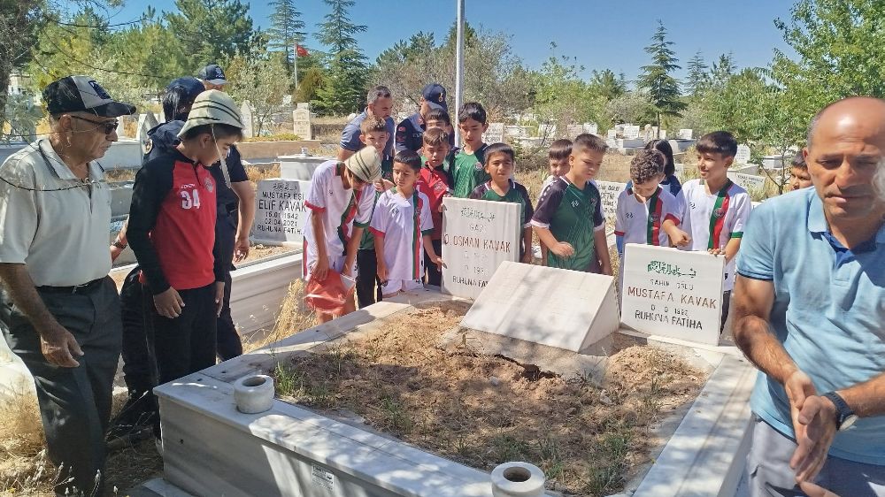 Öğretmen; Çanakkale'den getirdiği toprağı gazilerin mezarlarına bıraktı