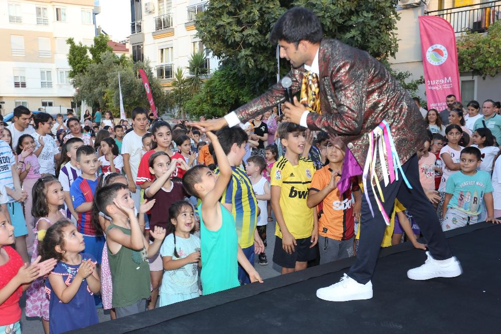 Öğretmen; Çanakkale'den getirdiği toprağı gazilerin mezarlarına bıraktı
