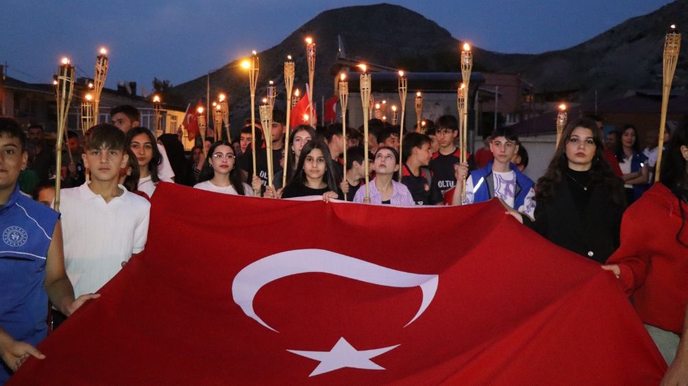 Oltu’da, Millî birlik ve beraberlik yürüyüşü düzenlendi