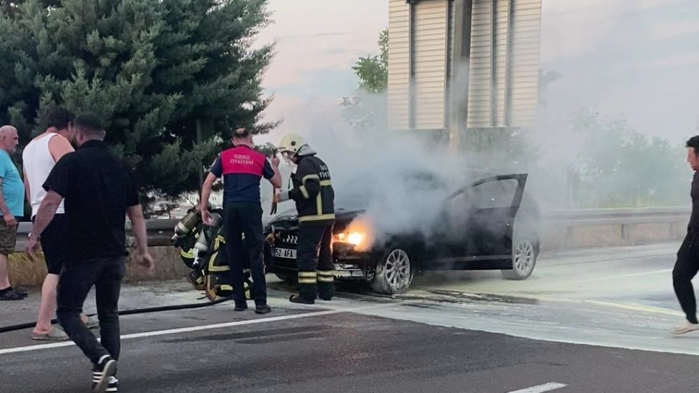 Ordu'da motor kısmından alev alan araçta maddi hasar meydana geldi
