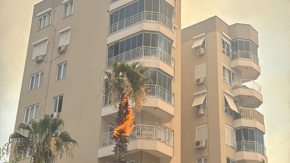 Orman yangınında alev alan 6. kattaki evin balkonuna TOMA müdahalesi