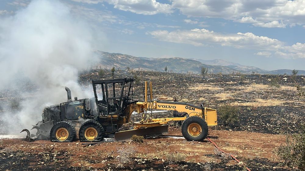 Orman yangınında iş makinesi hurdaya döndü