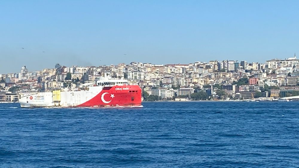 Oruç Reis Gemisi İstanbul Boğazı'ndan geçti