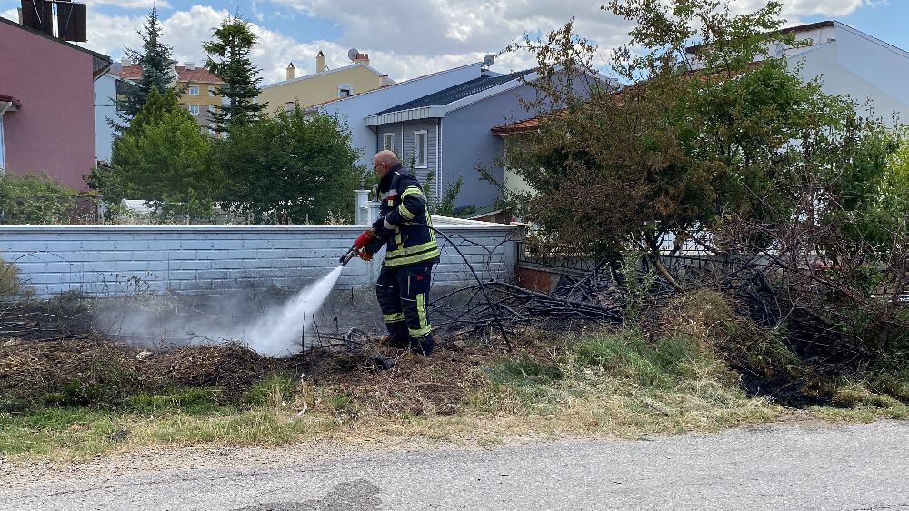 Otluk alanda çıkan yangın evlere sıçramadan kontrol altına alındı