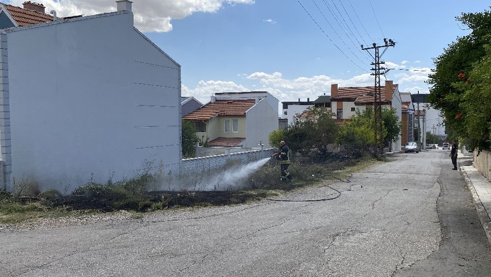 Otluk alanda çıkan yangın evlere sıçramadan kontrol altına alındı