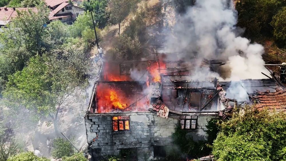 Otluk alanda sıçrayan yangın iki katlı evi kül etti