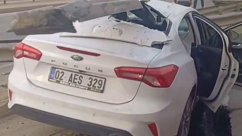 Otomobil bariyerlere girdi