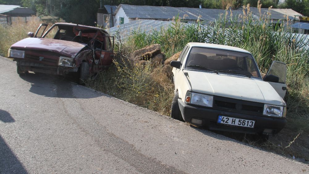 Otomobil emniyet şeridindeki otomobile çarptı: 2 yaralı