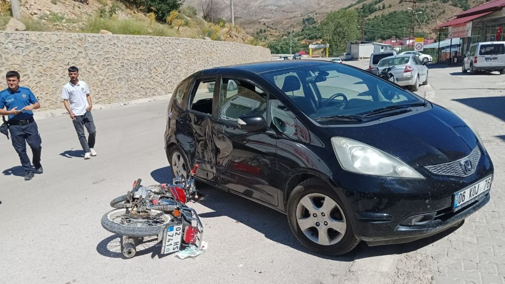 Otomobil ile motosiklet çarpıştı: 2 yaralı