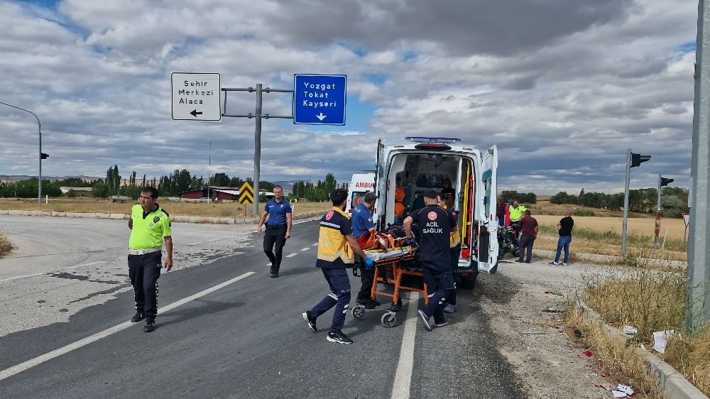 Otomobil ile motosiklet çarpıştı: 2 yaralı