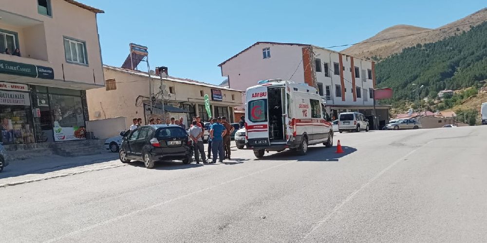 Otomobil ile motosiklet çarpıştı: 2 yaralı