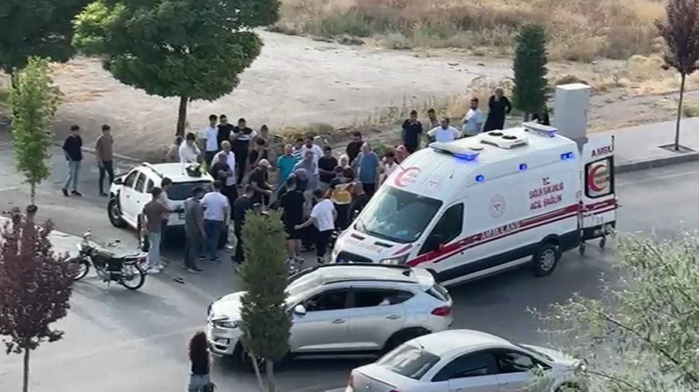 Otomobil ile motosiklet çarpıştı 2 yaralı
