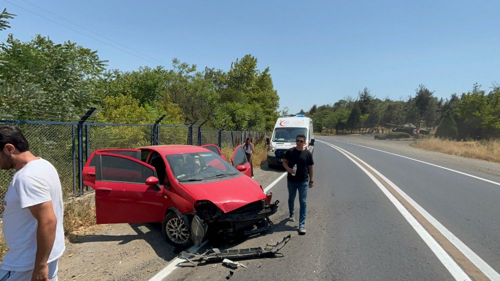 Otomobil kışla duvarına çarptı: 1 yaralı