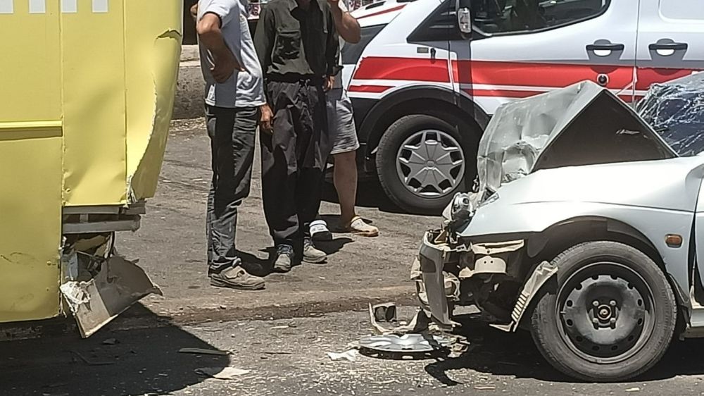  Otomobil otobüse çarptı: 2 yaralı