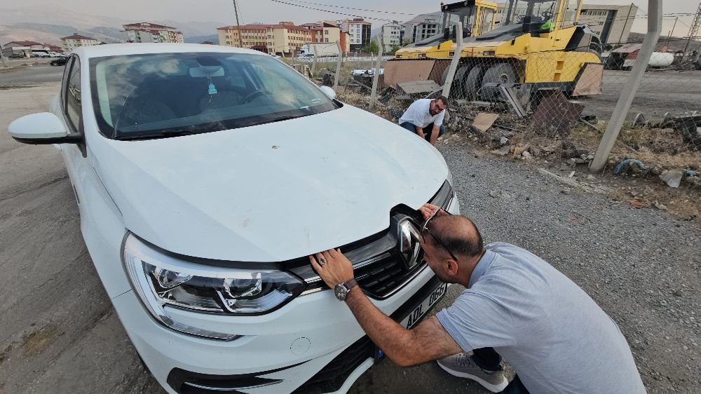 Otomobilin motor bölmesine giren yavru kedi 3 şehir gezdi