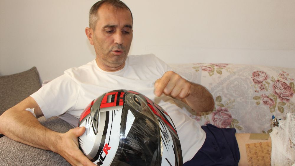 Otomobille çarpışan motosikletin sürücüsü havada takla attı: "Beni kurtaran başımdaki kask oldu"