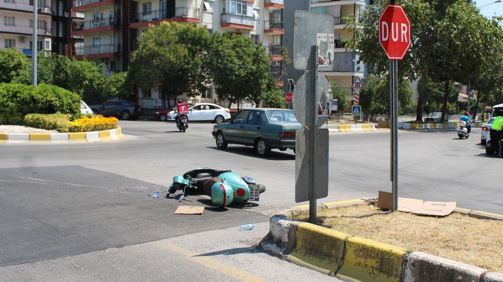 Otomobille çarpışan motosikletteki iki kişi yaralandı