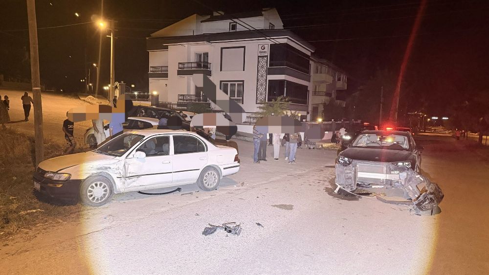 Otomobillerin çarpıştığı kazada 3 kişi yaralandı