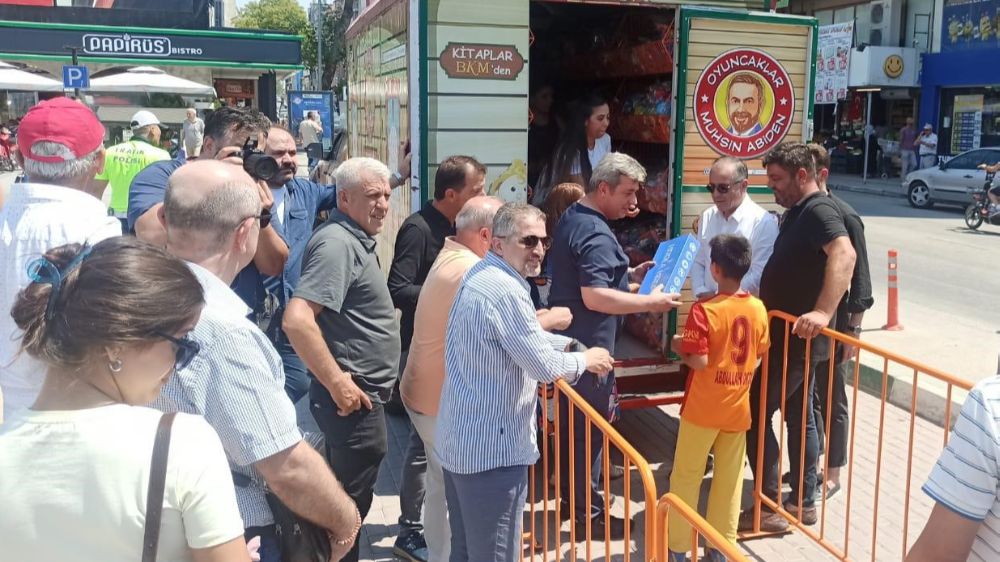 Oyuncakçı Amca, çocukların yüzünü güldürdü