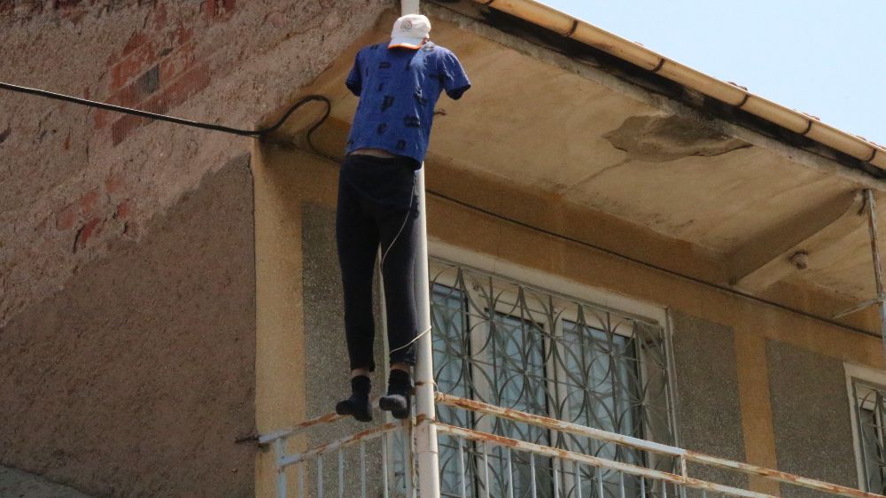 (ÖZEL) Evin balkonuna cansız manken asıldı, görenler ilk bakışta ceset sandı
