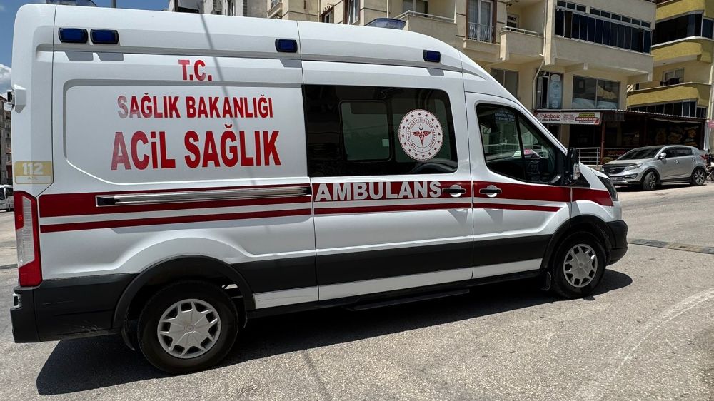 Park halindeki kamyonete çarpan otomobil sürücüsü yaralandı