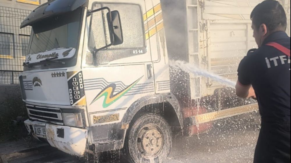 Park halindeyken yanmaya başlayan kamyonet kısa sürede söndürüldü