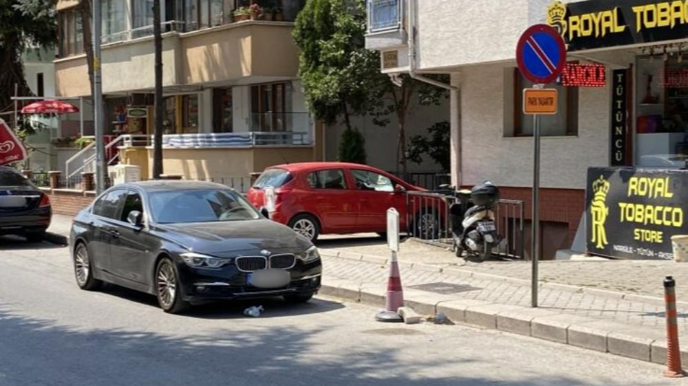  'Park Yasaktır' tabelası bu sokakta işe yaramıyor